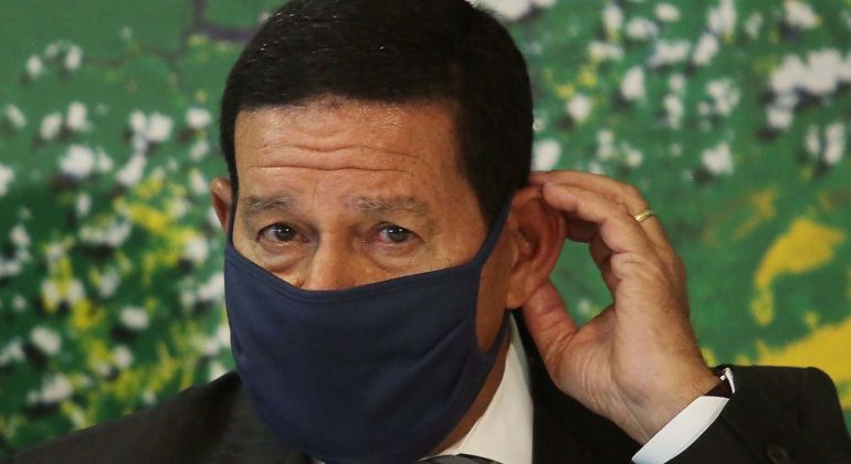 G1: Mourão defende pensar 'seriamente' em cobrança nas universidades federais