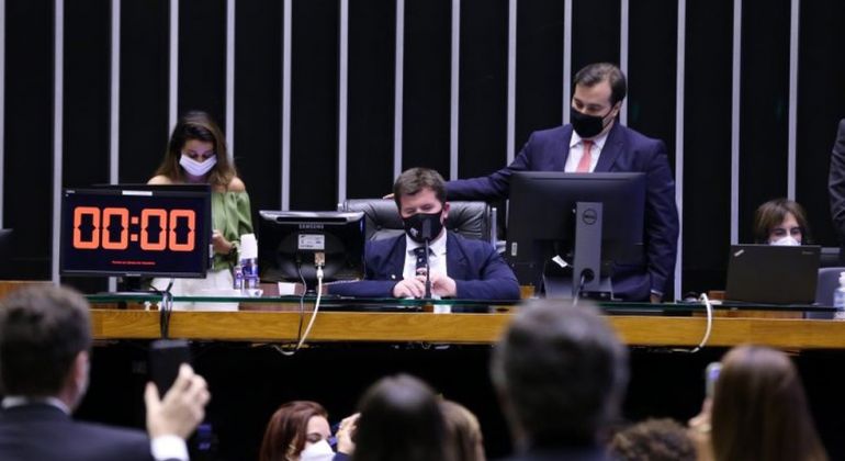 G1: 'Padrão mínimo de qualidade' para escola pública no Brasil é centro de debate na votação do Fundeb no Senado