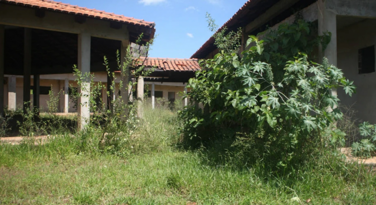 Governo abandona obras paradas e monta um esquema de ‘escolas fake’