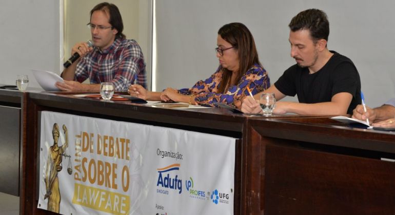 Jornalista Leandro Demori e o procurador Wilson Rocha dissertam acerca do papel da mídia na guerra jurídica