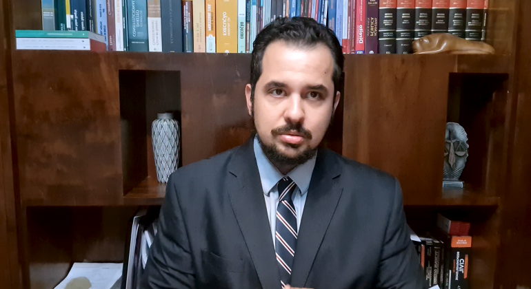 Jurídico Responde aborda uso de adesivos eleitorais em veículos de servidores
