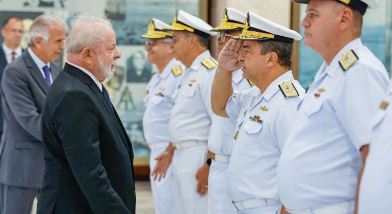 Lula tem oportunidade histórica de acabar com pensões de filhas de militares
