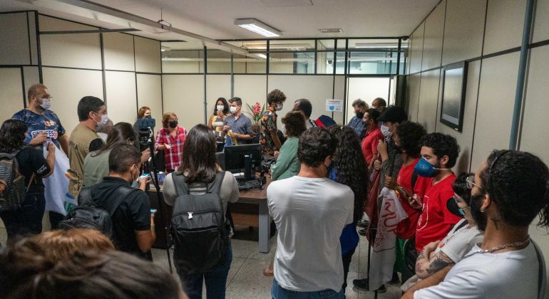 Manifestantes ocupam prédio da UFG em protesto à intervenção de Bolsonaro na nomeação de nova reitora