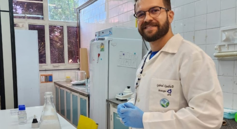 Máscaras faciais podem liberar microplásticos no ambiente aquático, aponta pesquisa da UFG