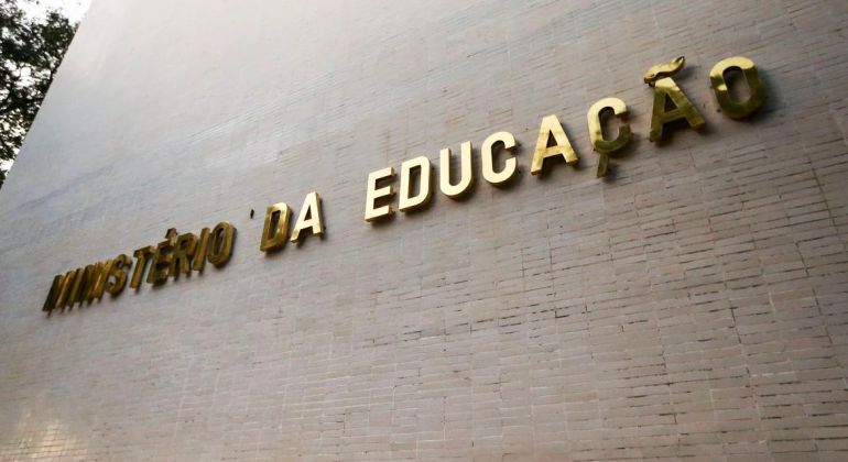 MEC aprova resolução que prevê metade da formação de professores de modo presencial