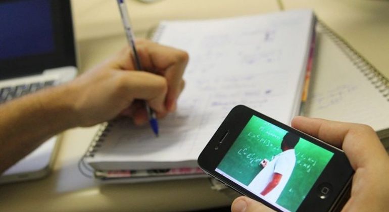 MEC só entregou 33% dos chips com internet prometidos a estudantes