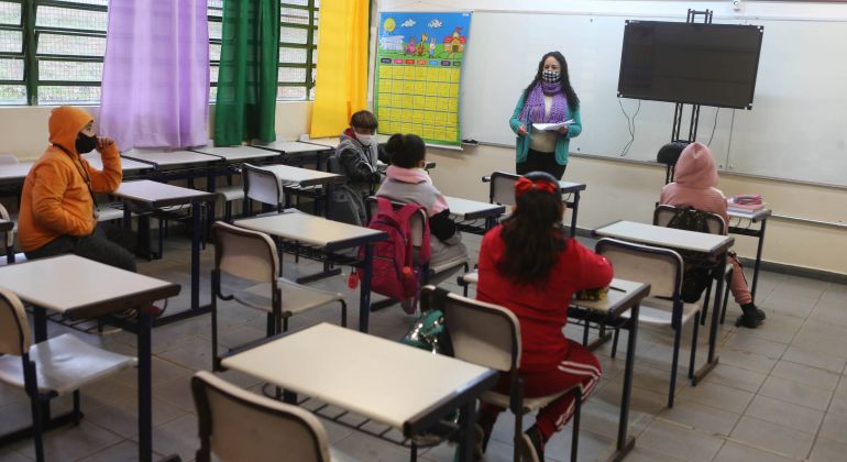 MEC tem R$ 220 mi para internet em escola pública, mas dinheiro não é usado
