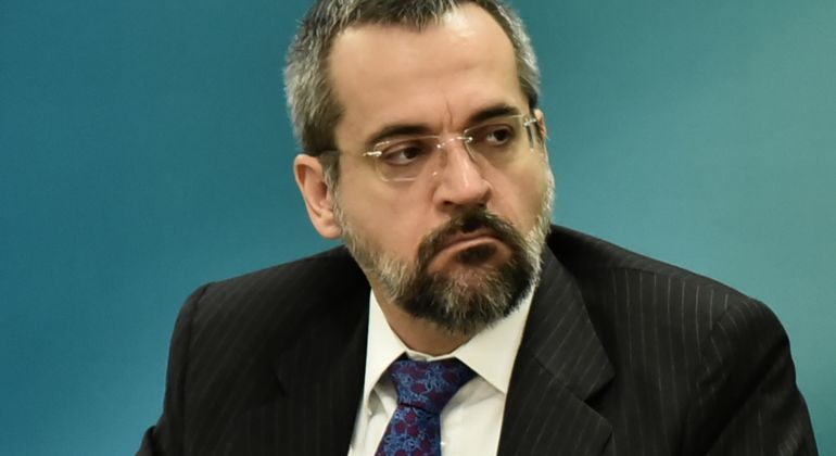 MEC vai exigir contratação de professor sem concurso para universidade que aderir ao Future-se