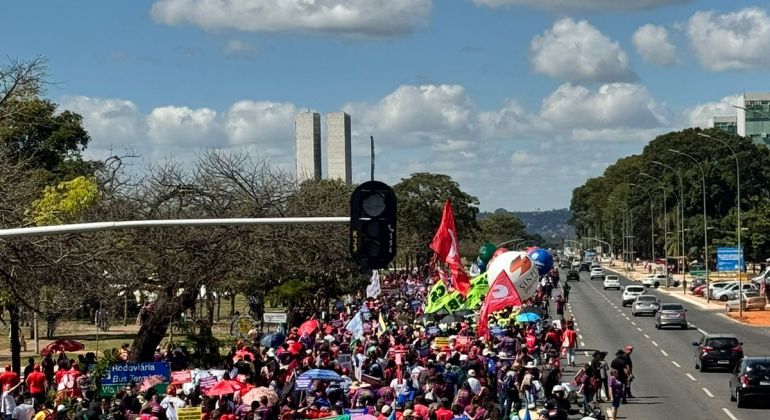 Milhares de pessoas se manifestam em prol da pauta da classe trabalhadora no DF