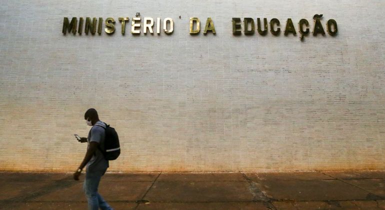 Ministério da Educação estuda fim dos cursos de licenciatura 100% EaD