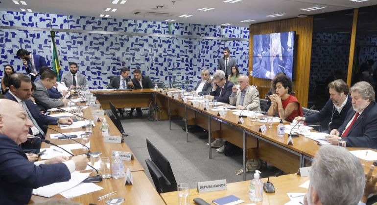 Motta reúne líderes sob pressão para pautar propostas anti-STF e bandeiras do governo