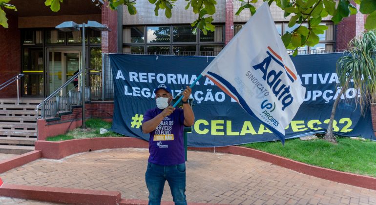 No Dia do Servidor Público, Adufg-Sindicato participa de ato em defesa dos serviços públicos e contra a reforma administrativa