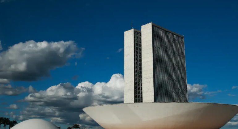 Nota da Diretoria do Adufg-Sindicato sobre o fim do Imposto de Renda para quem ganha até R$ 5 mil e a taxação dos super-ricos