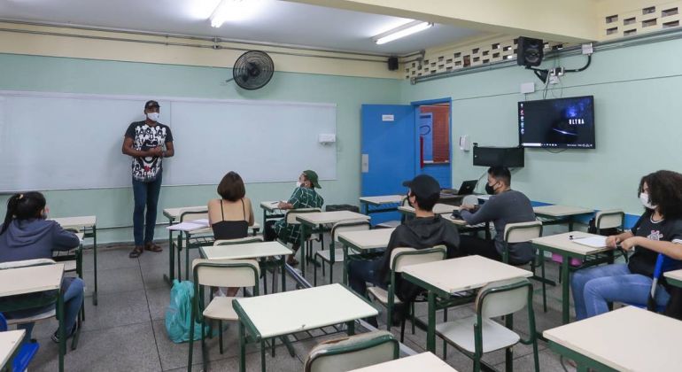 O Globo: Veto de Bolsonaro ao orçamento da Educação tira verba de transporte escolar e ensino integral