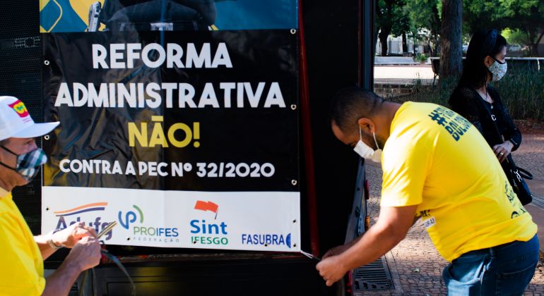 Pão, Vacina e Educação: Adufg marca presença em mobilização nacional contra os ataques do Governo Federal