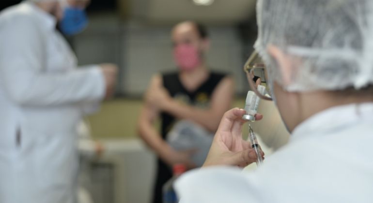 Parceria entre Adufg, Faculdade de Enfermagem e Secretaria Municipal de Saúde imuniza professores contra a Influenza