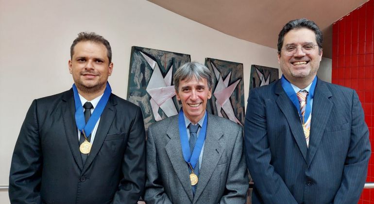 Pela primeira vez, servidores do IQ/UFG recebem a Comenda Cientista Marie Curie da Câmara Municipal de Goiânia
