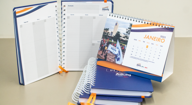 Planners e calendários 2025 do Adufg-Sindicato já estão disponíveis para os docentes na Sede Administrativa
