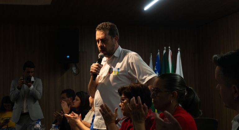 Plenária no Adufg debate fim da escala 6x1 e cenário político nacional com o ministro Guilherme Boulos
