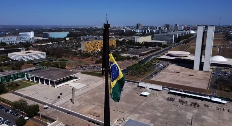 Poderes iniciam 2026 dando benefícios para servidores e ampliando gastos