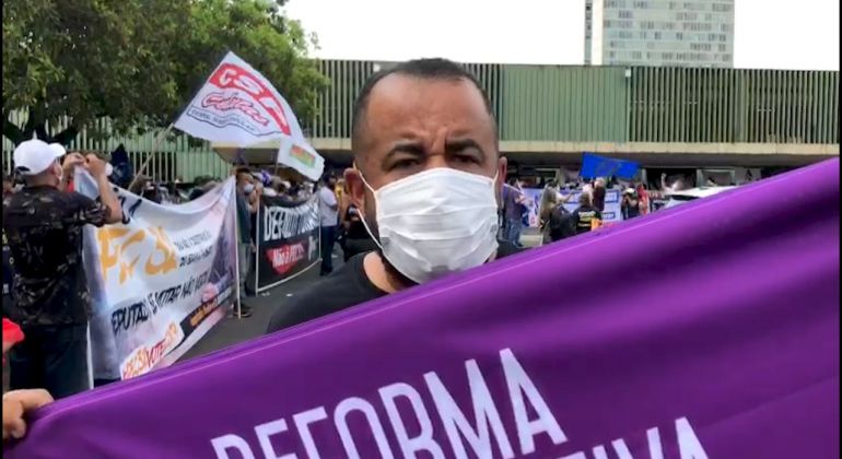 Pressão de servidores contra a PEC 32/20 continua em Brasília e comissão da Câmara adia votação mais uma vez