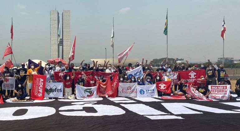 Pressão para que deputados votem contra PEC 32/20 continua em Brasília