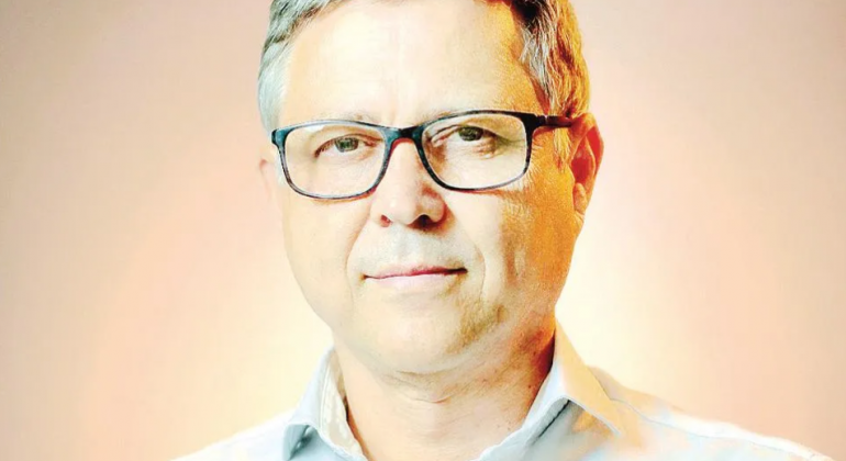 Professor da UFG lança livro de crônicas 'Os óculos do poeta'