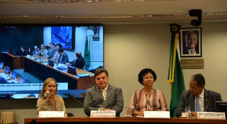 Professores da UFG apresentam pesquisa sobre diagnóstico de câncer por cera de ouvido na Câmara dos Deputados