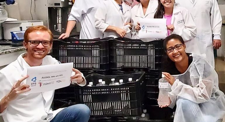 Professores da UFG produzem quase 300 quilos de álcool em gel para distribuição gratuita