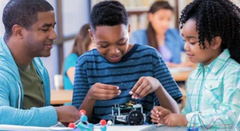 Professores negros aumentam sucesso escolar e profissional de estudantes negros