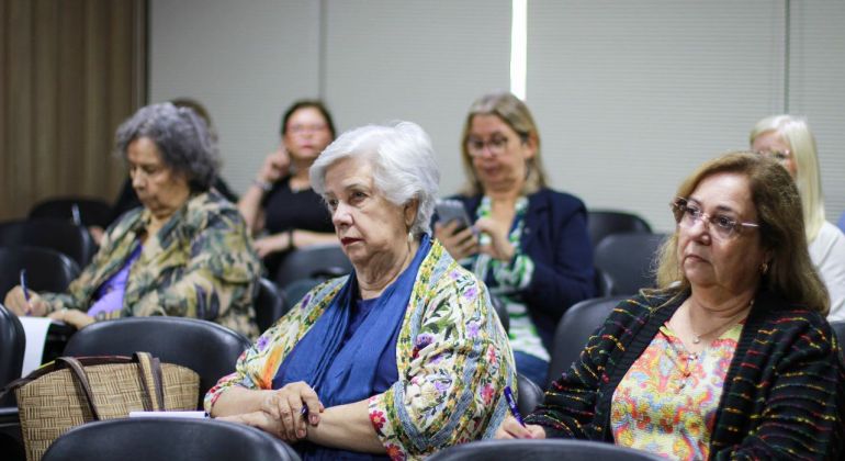 Proifes-Federação discute proposta de extinção da contribuição previdenciária sobre os proventos dos servidores aposentados