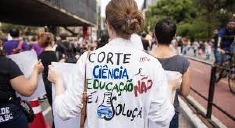 Próximo governo terá que retomar investimento para reverter situação crítica da ciência brasileira