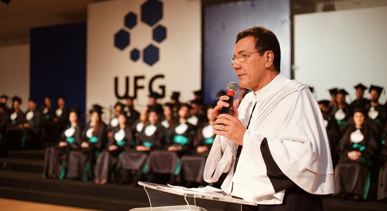 Reitor da UFG é vaiado em Colação de Grau