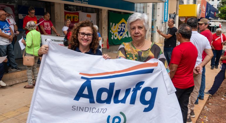 Representantes do Adufg-Sindicato defendem direitos dos aposentados em ato público