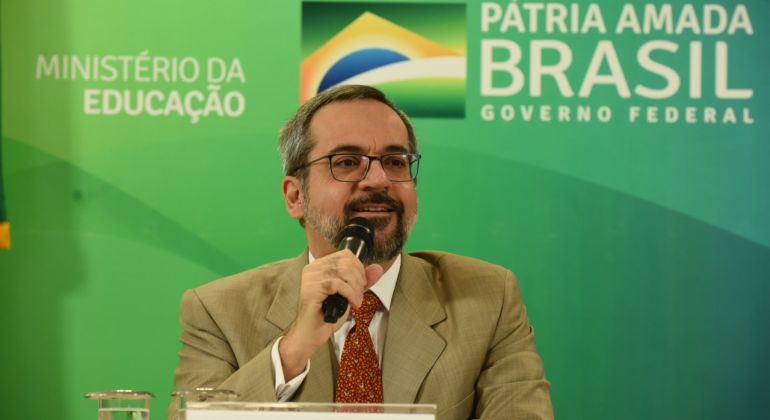 “Sai o kit gay, entra a leitura em família”, diz ministro da Educação