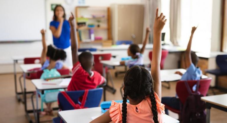 Senador propõe isenção de IR para professores que ganham até R$ 10 mil