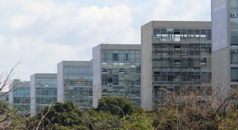 Servidores federais preparam contraproposta e exigem aumento salarial em 2024