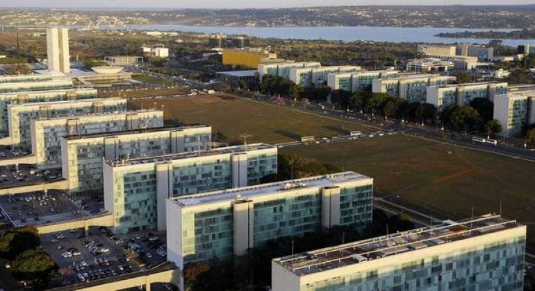 Servidores públicos federais protocolam contraproposta de reajuste salarial para 2024