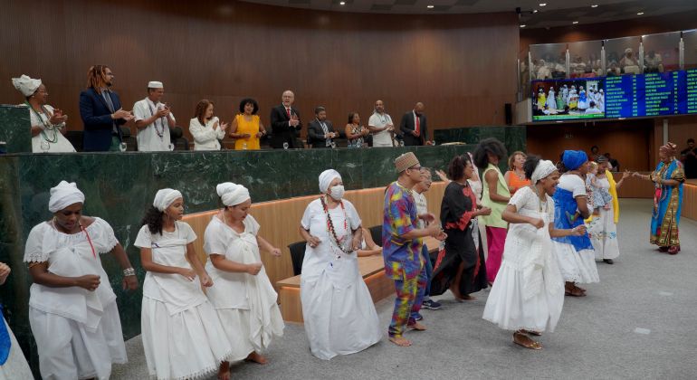 Sessão da Alego promove homenagem ao movimento negro e à luta antirracista