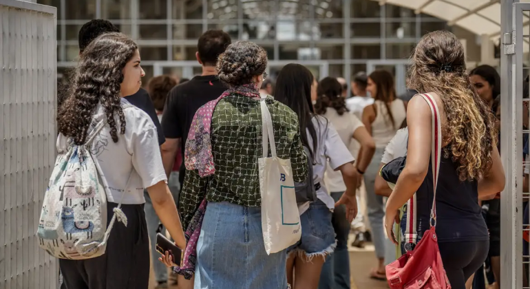 Sete a cada dez estudantes usam IA na rotina de estudos