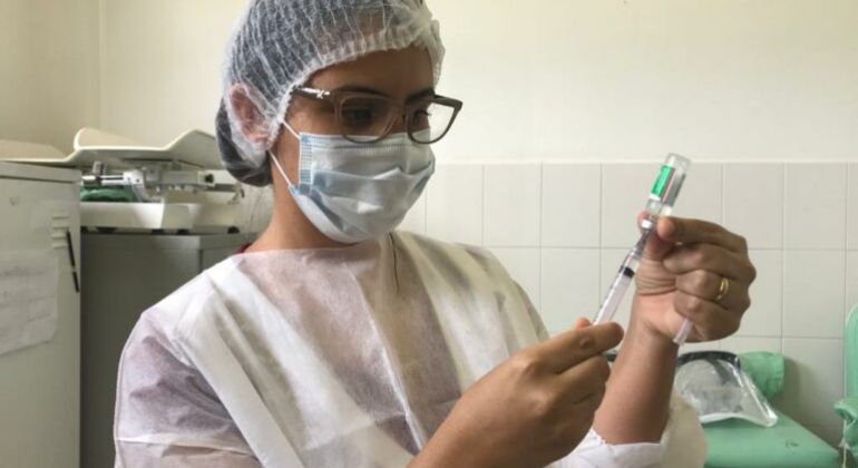 Terceira dose para idosos e primeira para adolescentes têm início em Goiânia