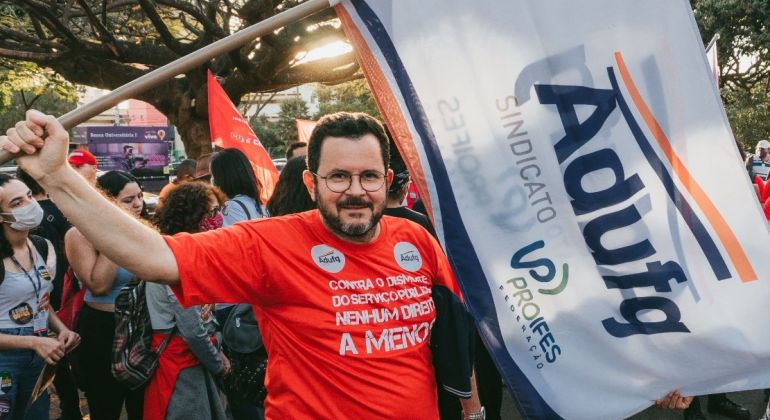 Um duro golpe no Serviço Público