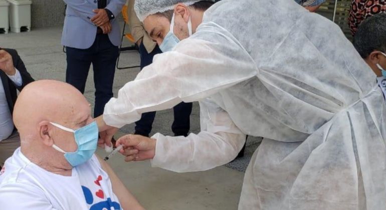 Vacinação contra Covid-19 começa para idosos a partir de 78 anos em Goiânia