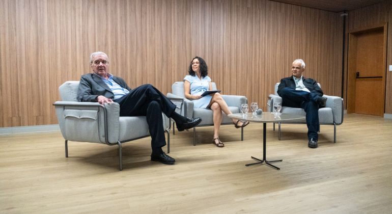 Valorização da ciência e da tecnologia para a reconstrução do Brasil é tema de debate no Adufg