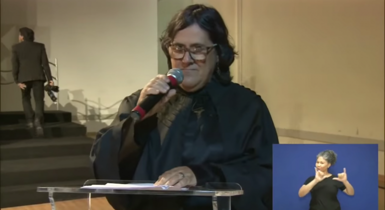 Vídeo: “O fascismo está em curso”, diz professora em forte discurso durante formatura da UFG