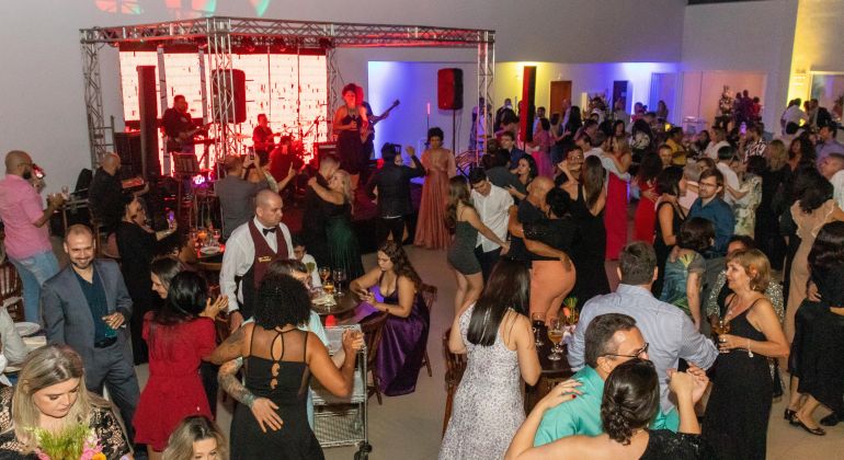 Volta do tradicional Baile Adufg reúne centenas de professores e dependentes
